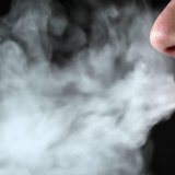 Juul était accusé d'avoir "glorifié" le vapotage dans des publicités faisant la promotion des arômes fruités, sucrés ou mentholés - de quoi attirer les plus jeunes - et d'avoir induit les consommateurs en erreur quant à la teneur en nicotine de se...